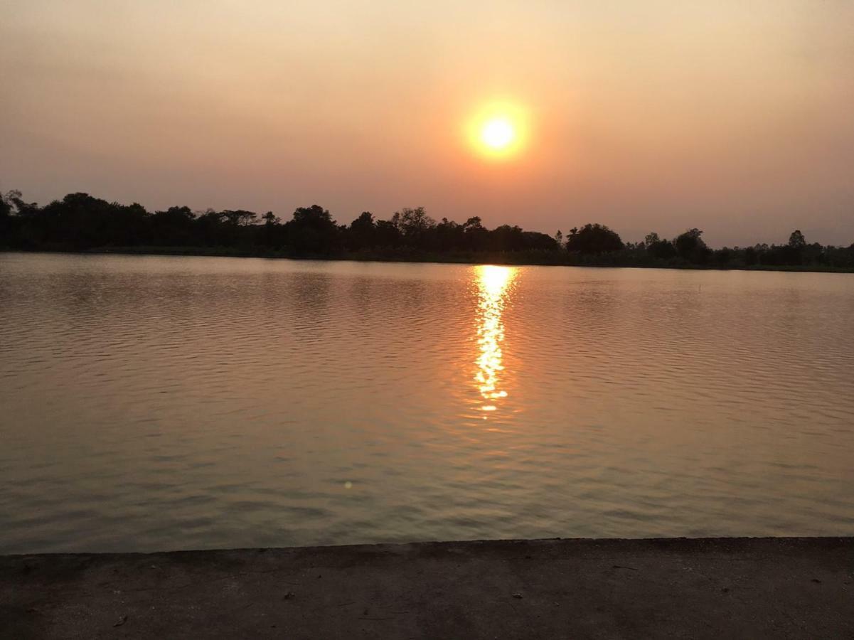Ruen Thai Ban Rim Nam Kamphaeng Phet Εξωτερικό φωτογραφία