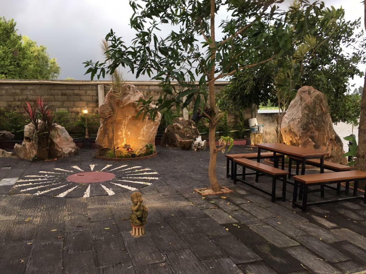 Ruen Thai Ban Rim Nam Kamphaeng Phet Εξωτερικό φωτογραφία