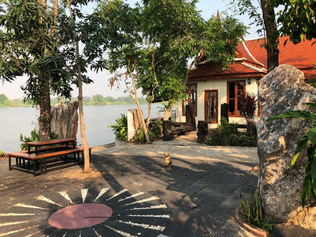 Ruen Thai Ban Rim Nam Kamphaeng Phet Εξωτερικό φωτογραφία