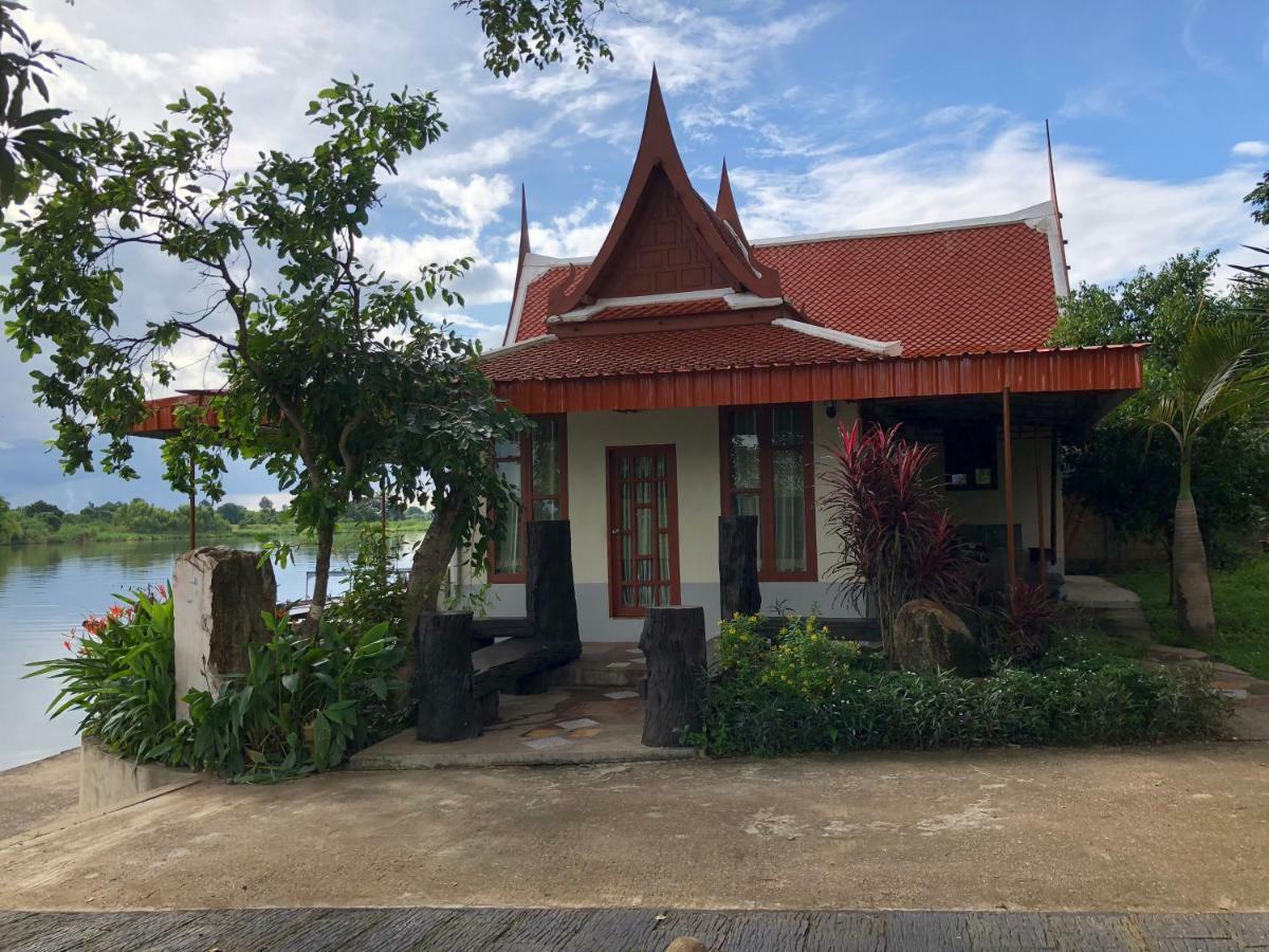 Ruen Thai Ban Rim Nam Kamphaeng Phet Εξωτερικό φωτογραφία