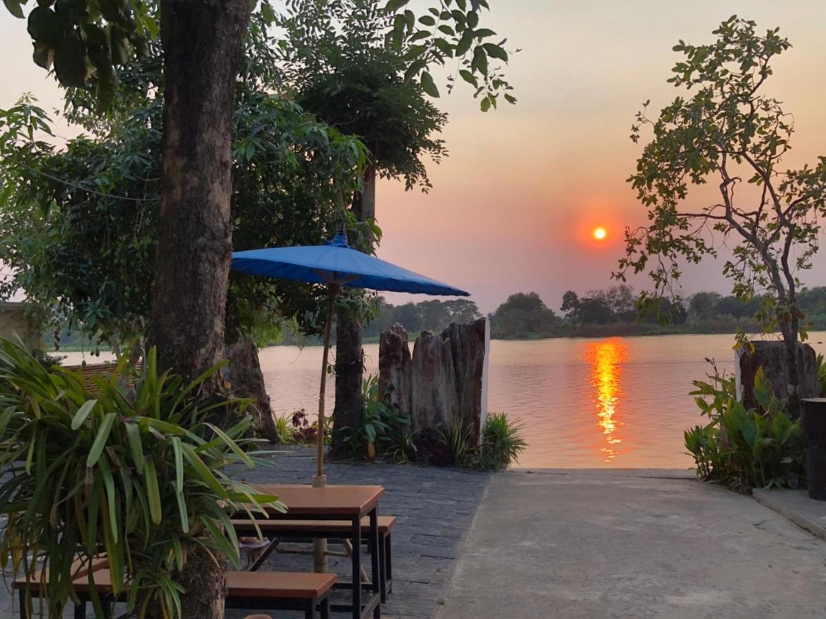 Ruen Thai Ban Rim Nam Kamphaeng Phet Εξωτερικό φωτογραφία