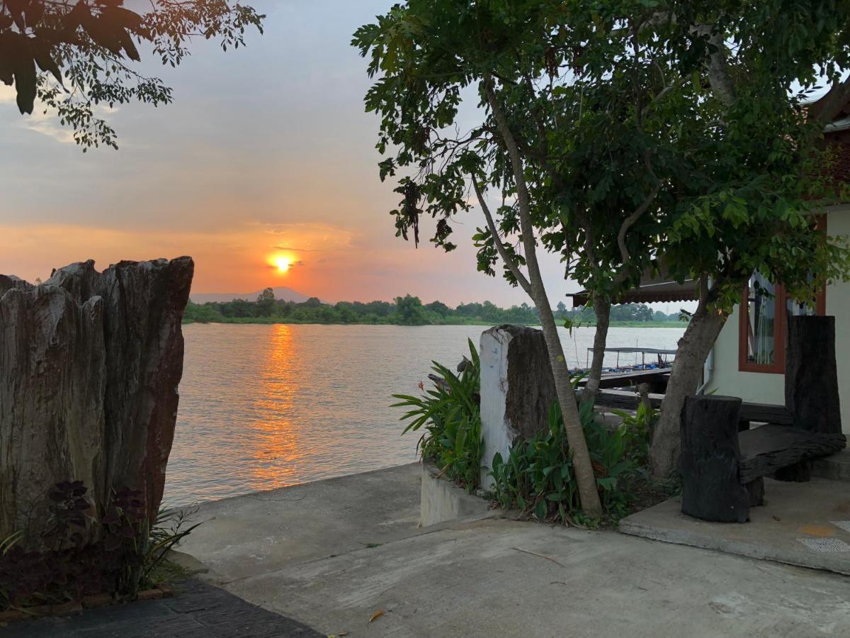 Ruen Thai Ban Rim Nam Kamphaeng Phet Εξωτερικό φωτογραφία